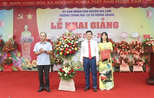 Trường THCS Dương Quang quyết tâm đoàn kết phấn đấu vươn lên, thực hiện tốt lời dạy của Bác Hồ trong năm học mới